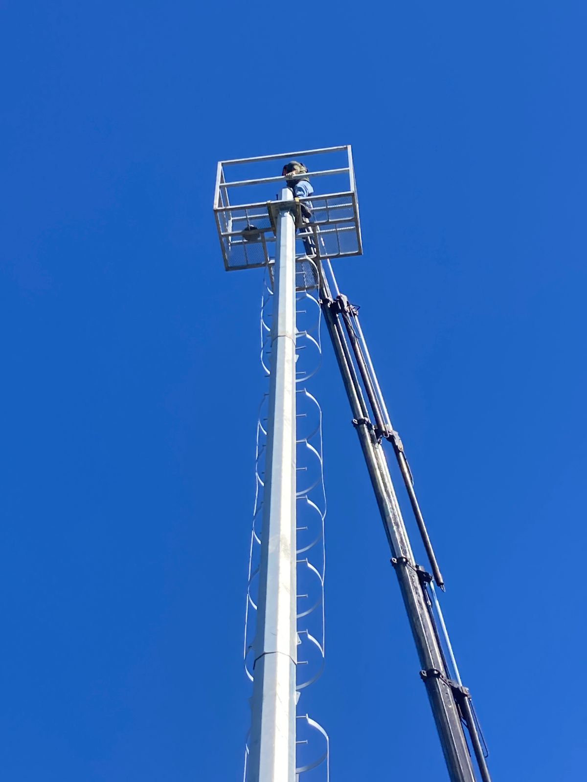 Poste octogonal cónico (facetado) 12 metros galvanizado - Imagen 7